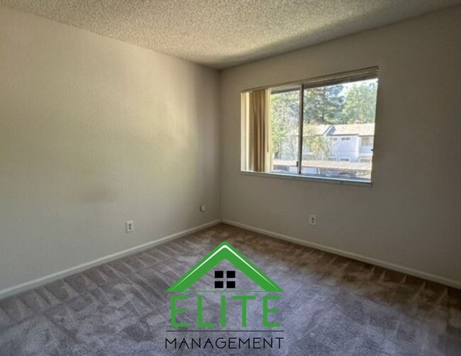 Building Photo - **2 Bed, 2 Bath Condo in Gated Community |...