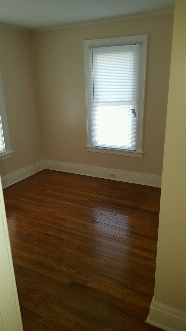 Building Photo - 206 Hall Ave