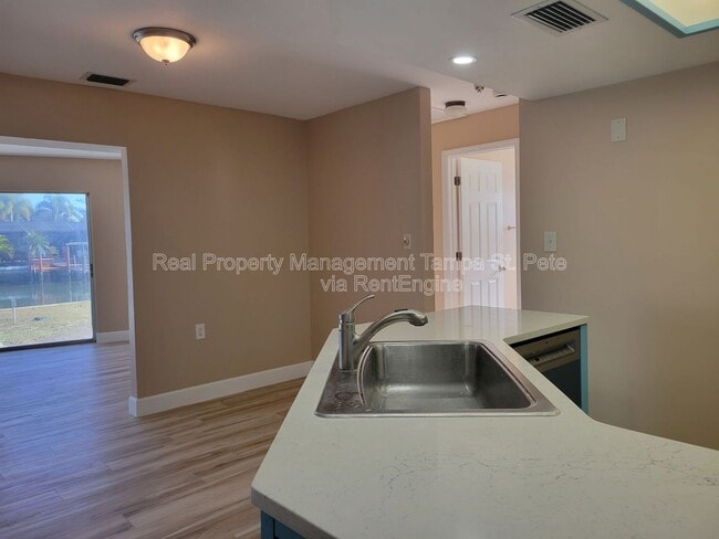 Building Photo - 1985 Cove Dr