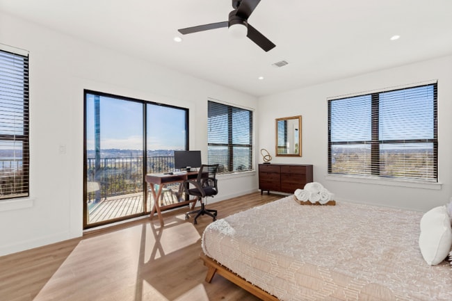 Building Photo - 1619 Lakeshore Dr