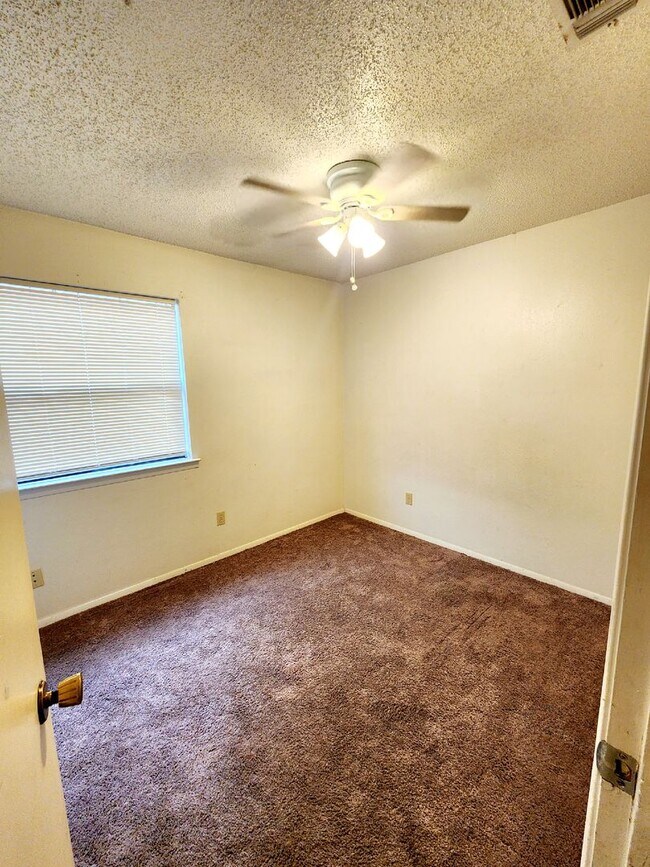 Building Photo - Affordable duplex in convenient location!