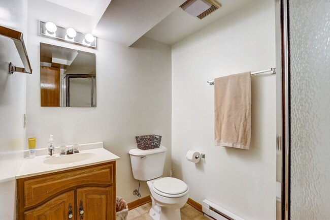 Building Photo - Charming Bi-Level Home in Sunset Village -...