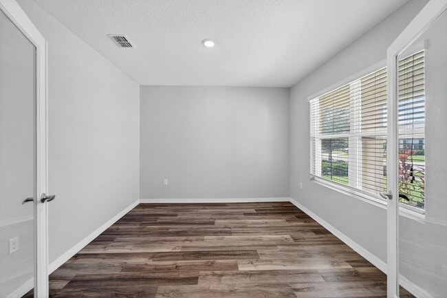 Building Photo - Stunning 5 bed/ 2 bath