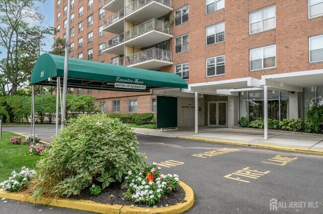 Building Photo - 301 Beech St
