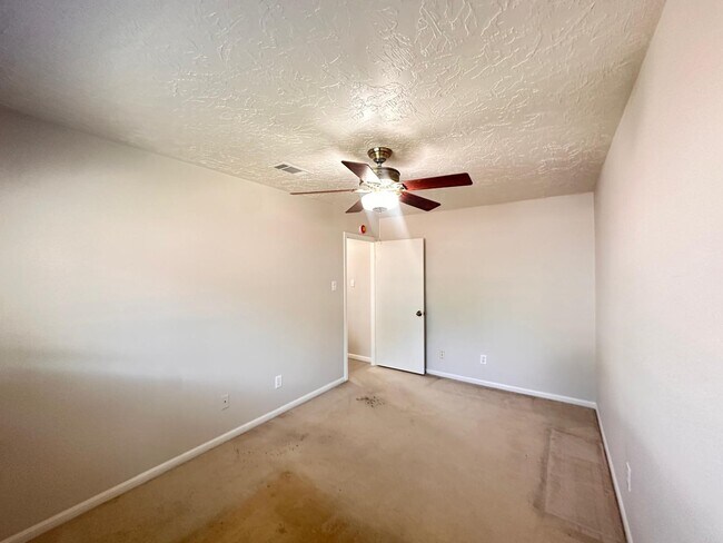 Building Photo - 219 Kings Ct