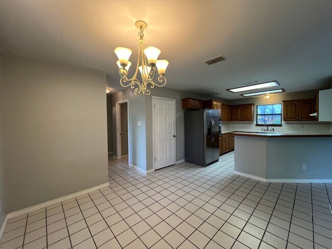 Building Photo - Awesome 4 bdrm/2.5 ba in La Brisas
