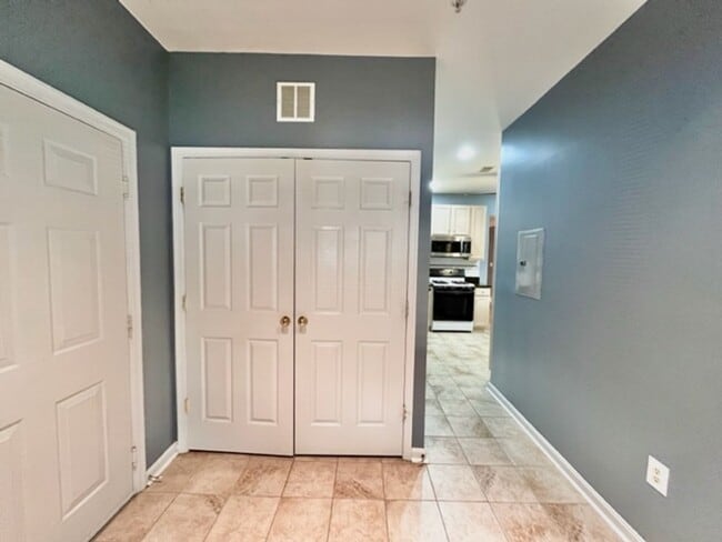 Building Photo - Beautiful 3 BR 2 FB condo with its own garage and driveway