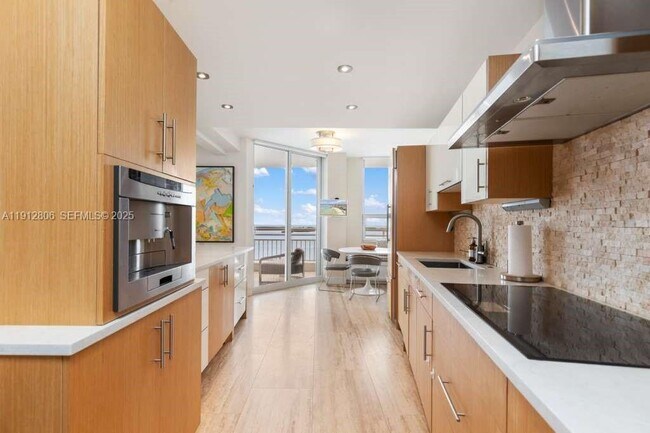 Building Photo - 808 Brickell Key Dr