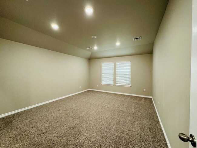 Building Photo - Deer Creek Schools + 4 Bedrooms + Newer Home in The Falling Springs Addition