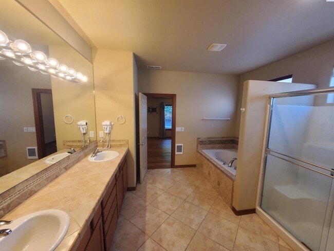 Building Photo - South Kennewick Rambler for rent