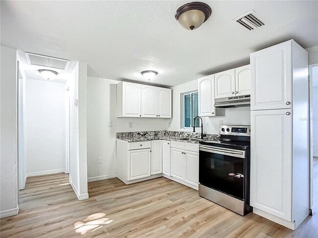 Building Photo - 317 Jessica St S