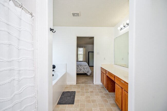 Building Photo - 2534 Halstead Dr