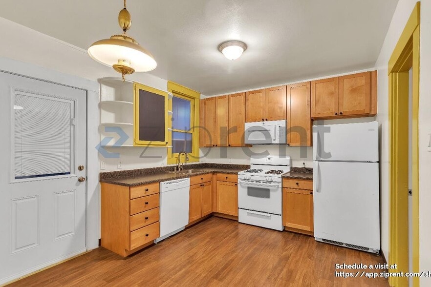 Building Photo - 484 Waller St