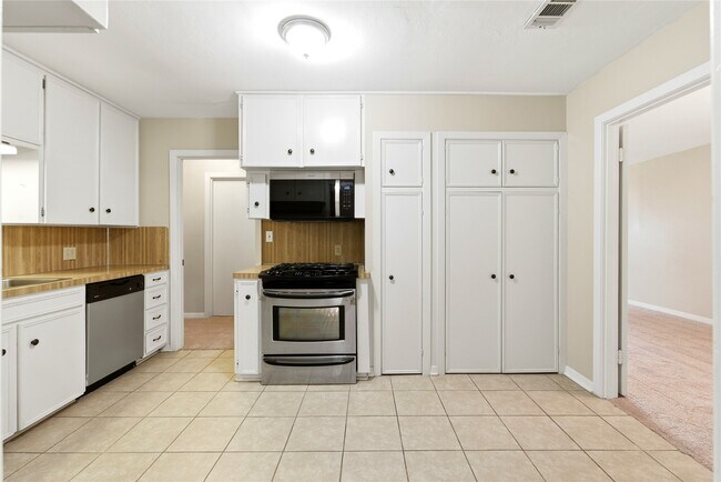 Building Photo - 8406 Highcrest Dr