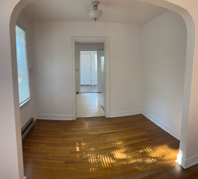 Building Photo - Adorable Valley 1+bedroom bungalow with Shop!