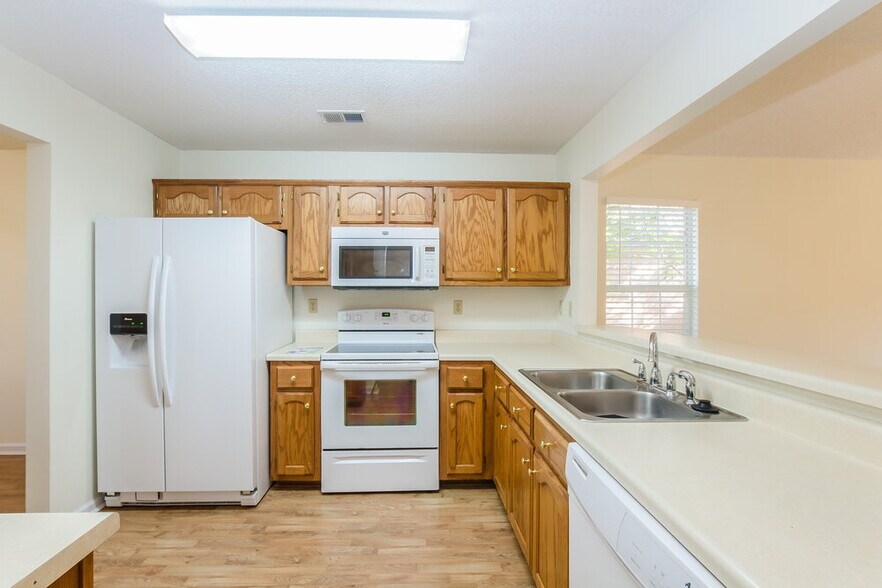 Building Photo - 5892 Alexandria Ln