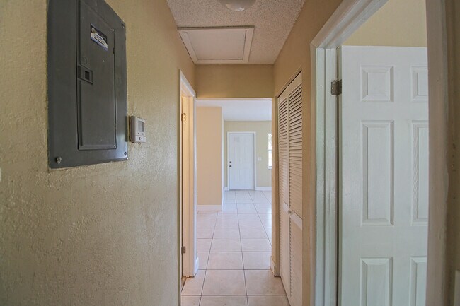 Building Photo - 1045 Miami Blvd