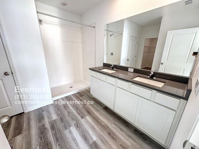 Building Photo - Beautiful 4-Bedroom Home with Modern Comfo...