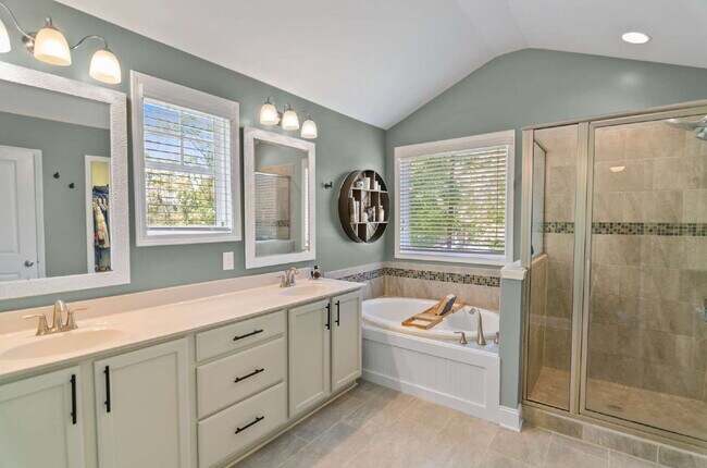 Building Photo - "Spacious 4-Bedroom Sanctuary with 3 Full Baths in Hampstead – Your Dream Home Awaits!"