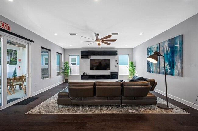 Building Photo - 902 W Plymouth St