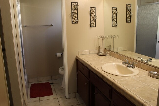 Building Photo - Cute Condo North Bakersfield