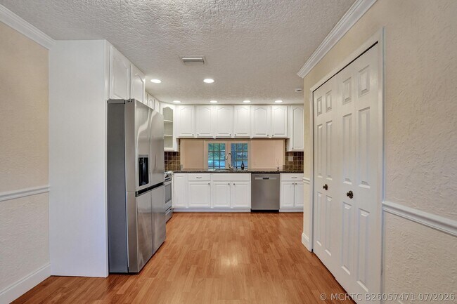 Building Photo - 635 Northshore Dr