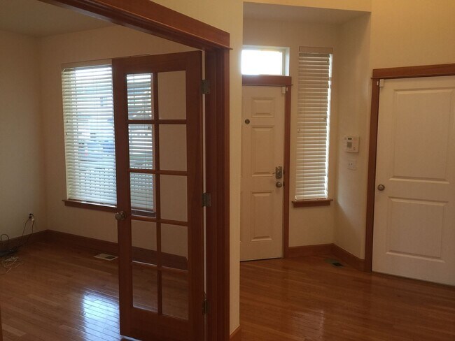 Building Photo - Beautifully Updated 4-Bedroom Home in Desi...