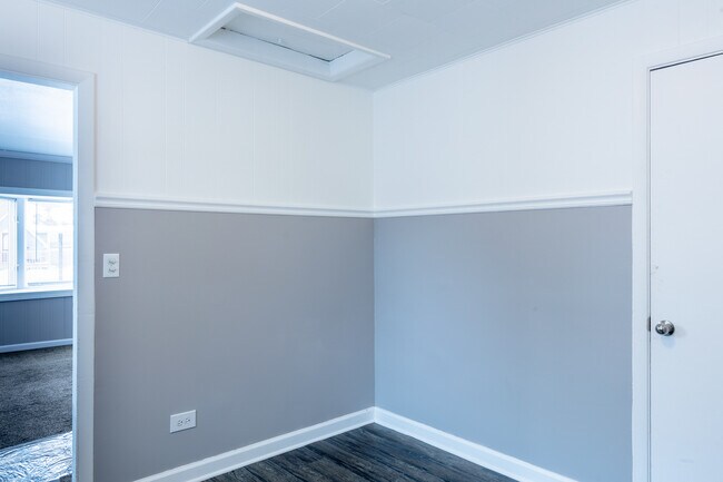 Building Photo - 327 Fairlawn Dr