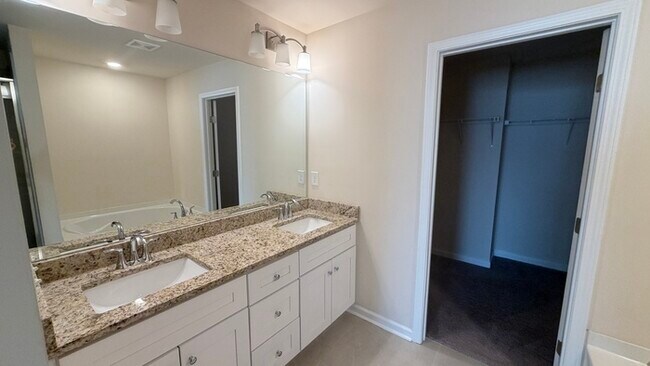 Building Photo - Townhouse in Lilburn