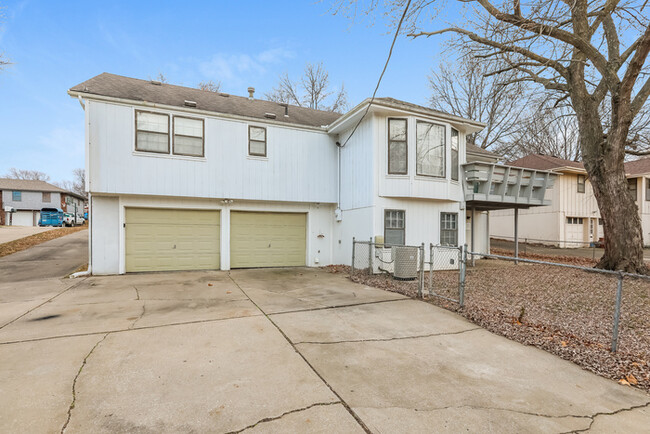 Building Photo - Stunning 4 Bedroom!