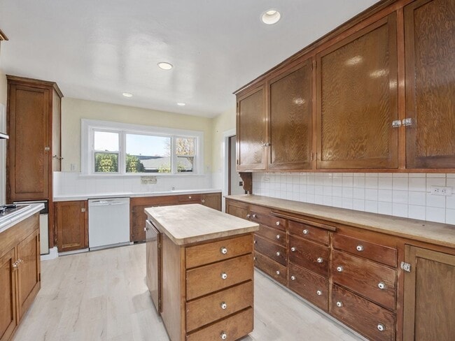 Building Photo - Beautiful Home in Quaint Neighborhood