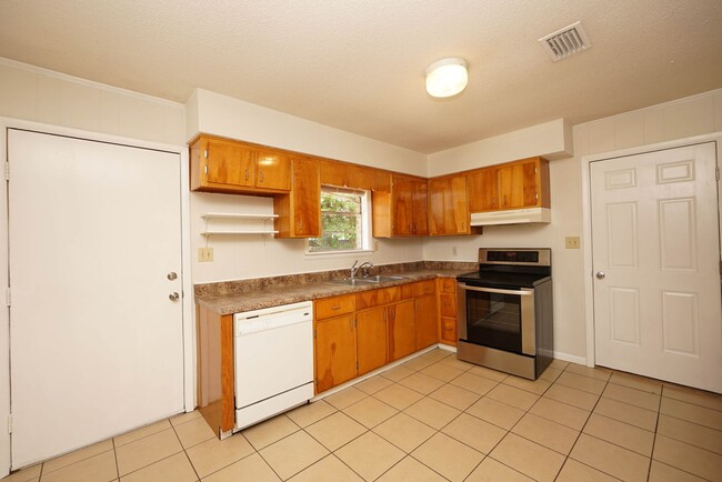 Building Photo - Valparaiso Ranch Home!