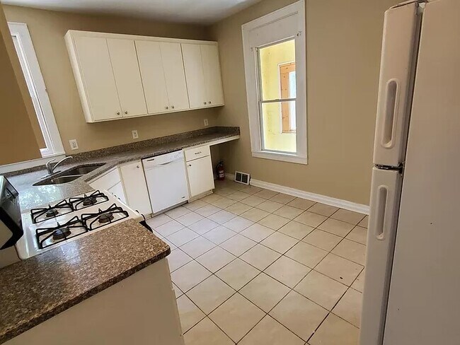 Building Photo - 576 Bay St