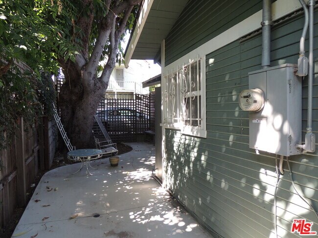 Building Photo - 1155 1/2 N Genesee Ave