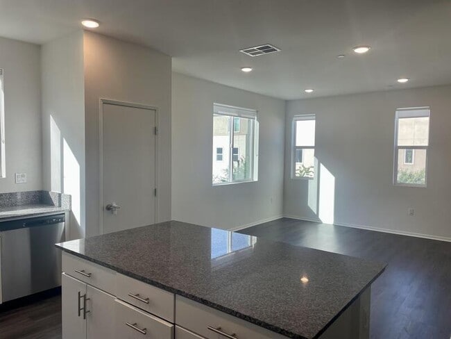 Building Photo - 5208 Surfwalk Wy