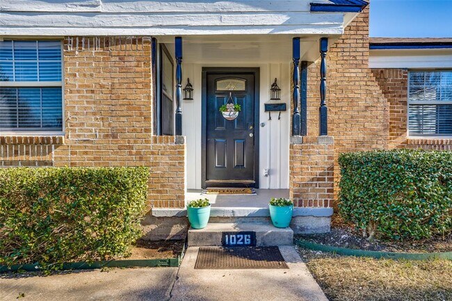 Building Photo - 1026 Cliffdale Ave
