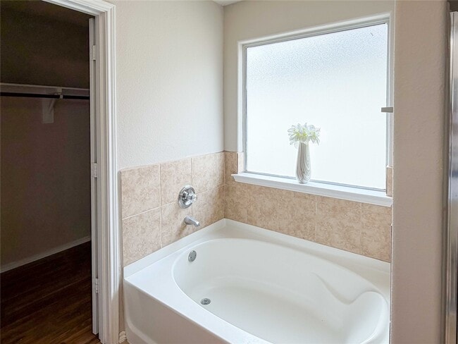 Building Photo - 2414 Lakecrest Village Ct