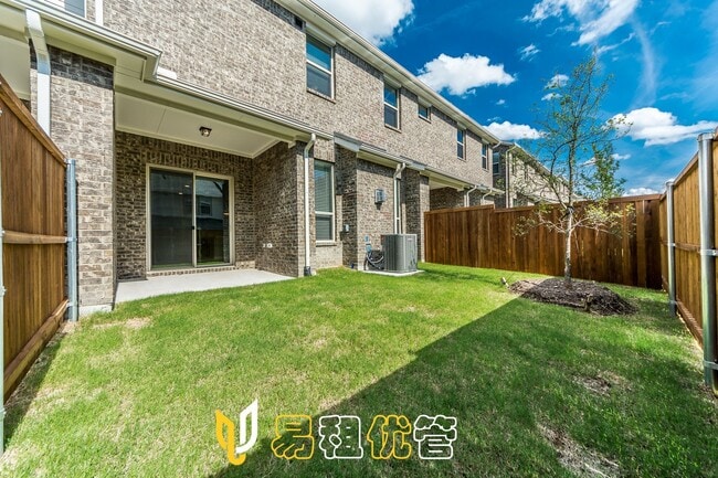 Building Photo - Adorable 3 Bedroom Townhouse-- Coming Soon!