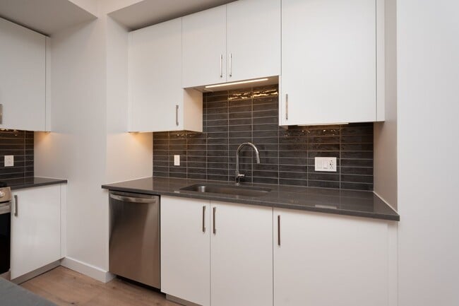 Building Photo - Welcome to your new home! Luxury 1BE1BA condo at the Pullman Gulch Union in the center of Nashvil...