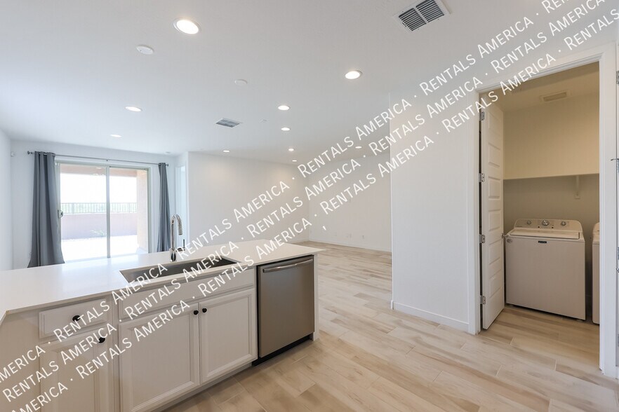 Building Photo - 8907 W Solano Dr