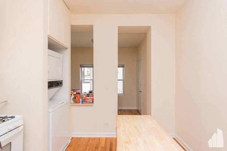 Building Photo - 854 W Buckingham Pl