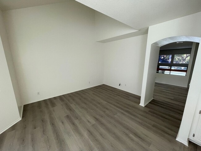 Building Photo - Desirable Cape Weston Condo