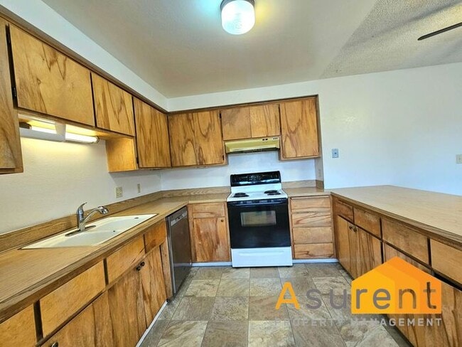 Building Photo - MOVE IN SPECIAL: $500 OFF on First Full Months Rent! Charming 4-Plex 2 Bedroom 1 Bathroom Unit Av...