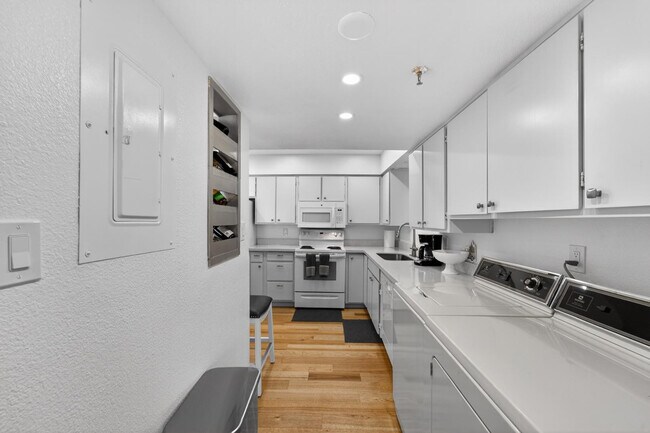 Building Photo - 425 S Parkcrest