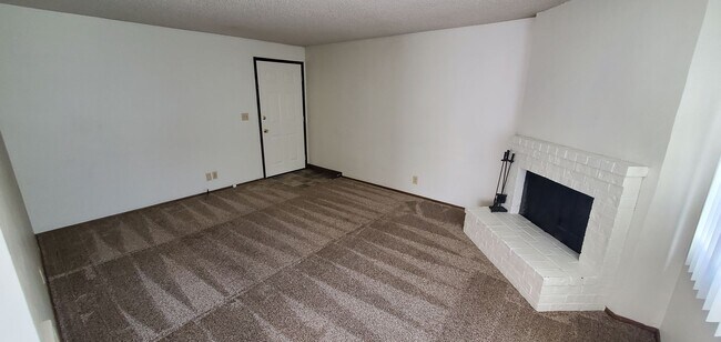 Building Photo - Two Bedroom Apartment in South Salem