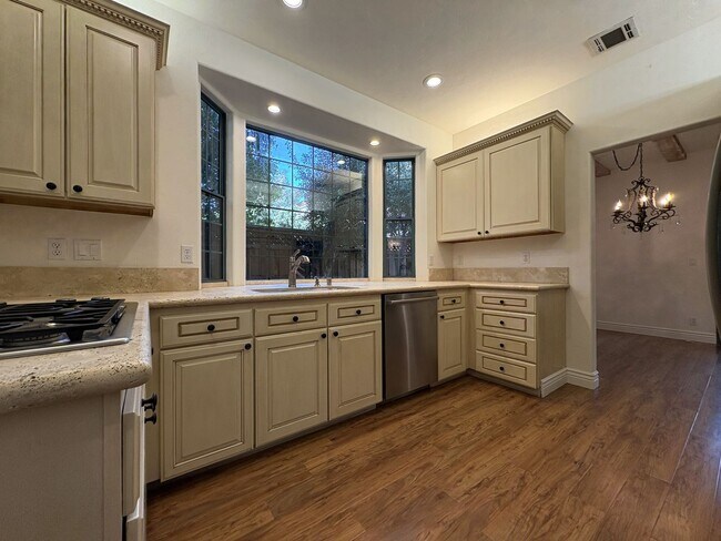 Building Photo - Spacious and Inviting 3-Bedroom, 2.5-Bath Townhome in the Heart of Menlo Park