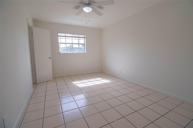 Building Photo - 1505 SW 2nd St