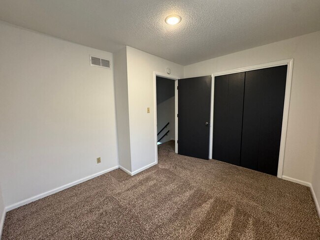 Building Photo - 560 NE Park Ln