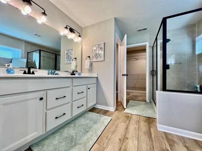 Building Photo - Fully Furnished Executive Miamisburg Home