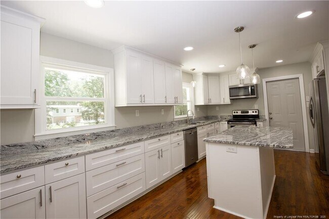 Building Photo - 906 N Glenwood Trail